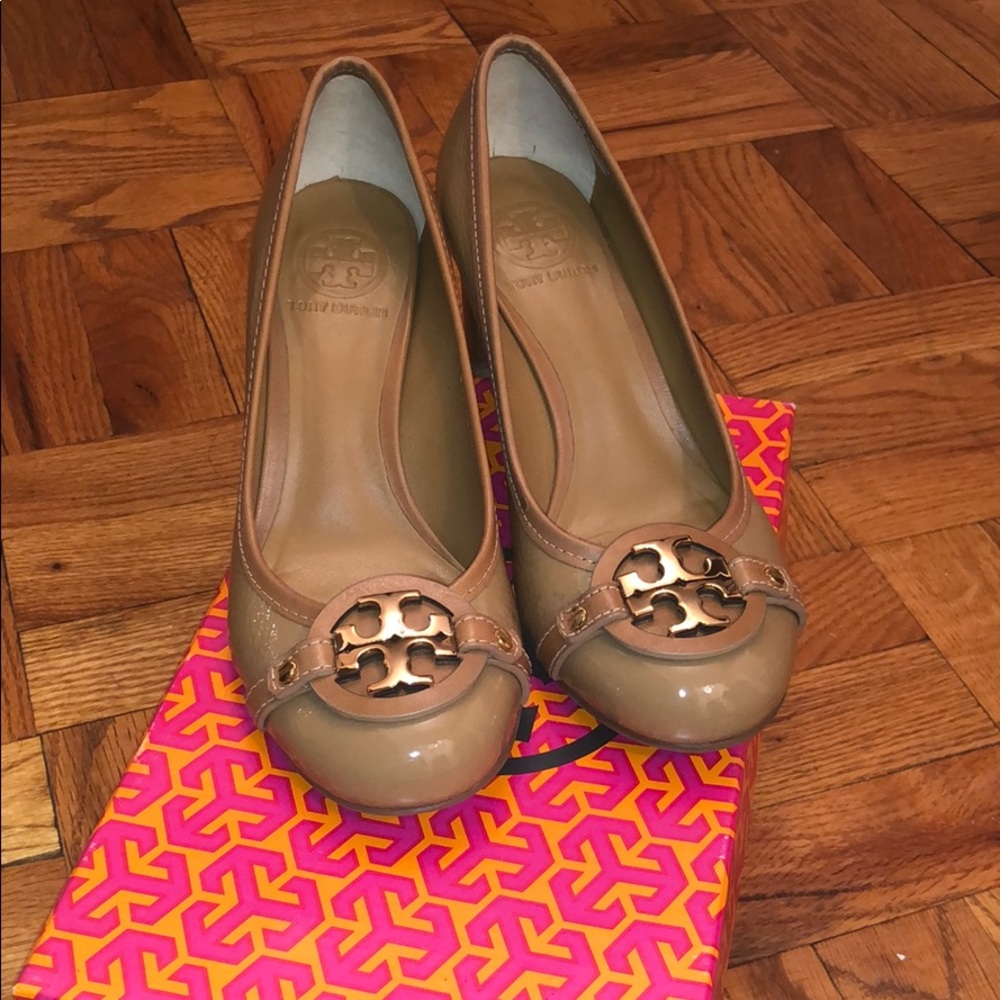 Tory Burch brown nude classic pumps